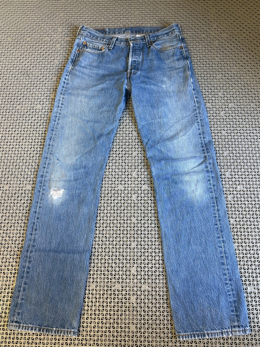 Vintage Levi's 501 Medium Wash Button-Fly Blue Jeans - Y2K
